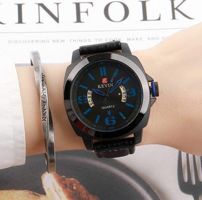 Модерен часовник в няколко цвята подходящ за мъже и жени