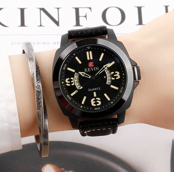 Модерен часовник в няколко цвята подходящ за мъже и жени