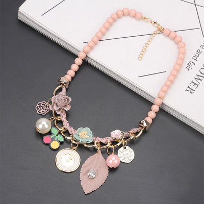 Κομψό γυναικείο κολιέ με ενδιαφέρουσες διακοσμήσεις