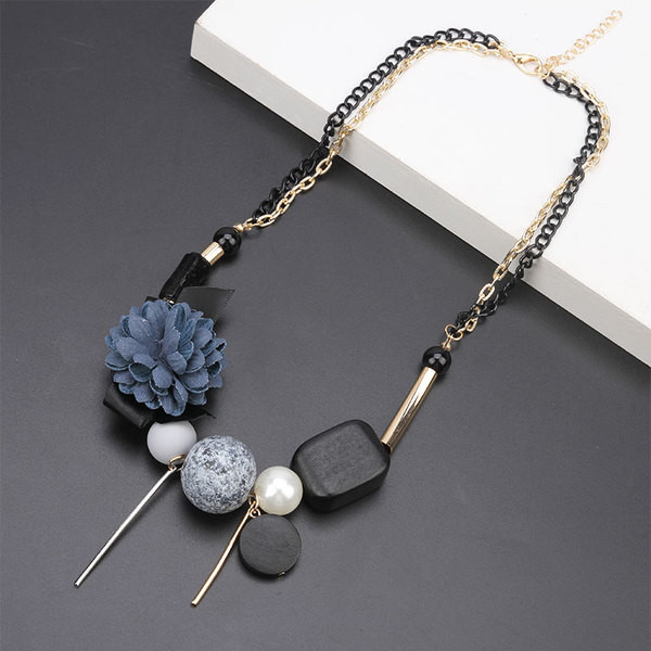 Κομψό γυναικείο κολιέ με ενδιαφέρουσες διακοσμήσεις