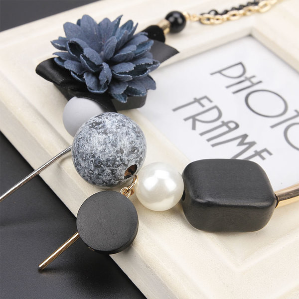 Κομψό γυναικείο κολιέ με ενδιαφέρουσες διακοσμήσεις