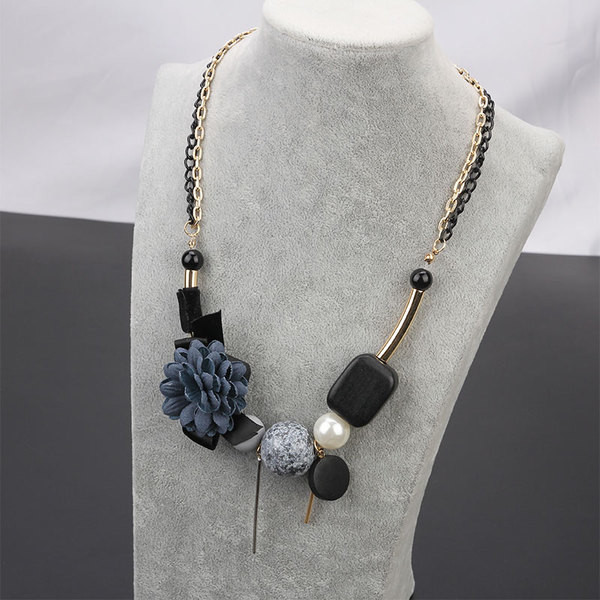 Κομψό γυναικείο κολιέ με ενδιαφέρουσες διακοσμήσεις