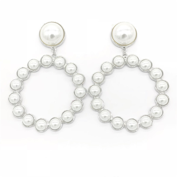 Γυναικεία στρογγυλά λευκά σκουλαρίκια με διακοσμητικά μαργαριτάρια