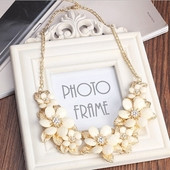 Colier elegant de dama cu pietre sub forma de flori