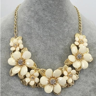 Colier elegant de dama cu pietre sub forma de flori