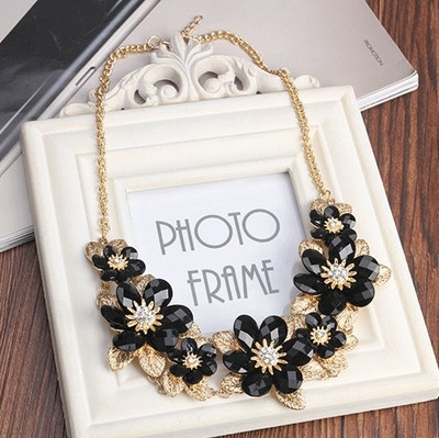 Colier elegant de dama cu pietre sub forma de flori