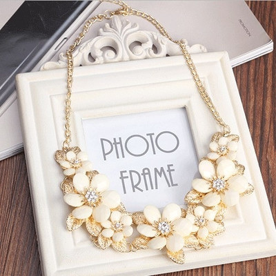 Colier elegant de dama cu pietre sub forma de flori