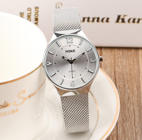 Дамски стилен часовник с нежна верижка