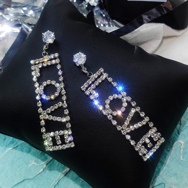 Cercei de dama cu inscriptie si pietre decorative in doua culori