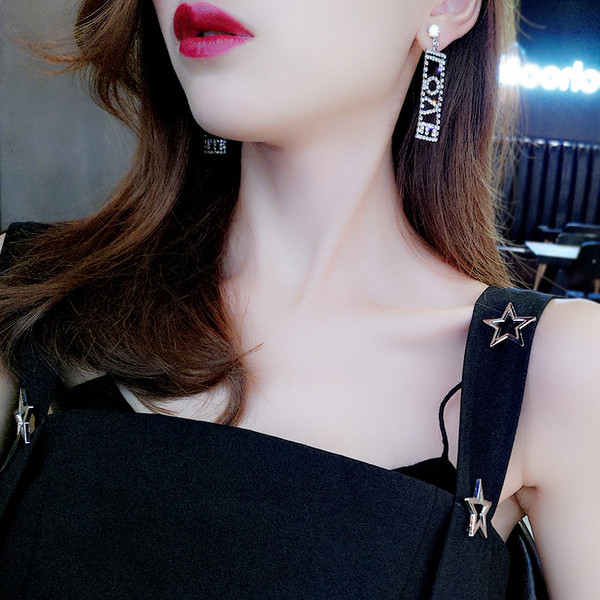 Cercei de dama cu inscriptie si pietre decorative in doua culori