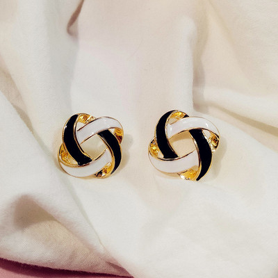 Γυναικεία σκουλαρίκια  σε δύο σχέδια