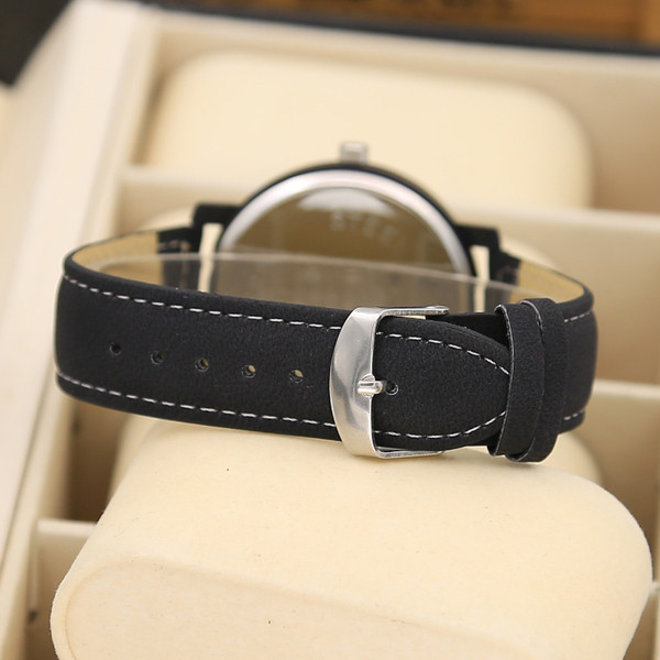 Ceas zilnic în două culori potrivit pentru bărbați și femei