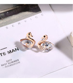 Cercei mici de dama in forma de lebada