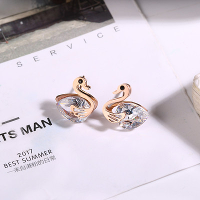 Cercei mici de dama in forma de lebada