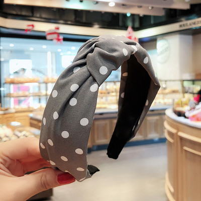 Banda de păr pentru femei moderne