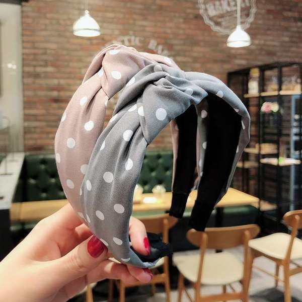 Banda de păr pentru femei moderne