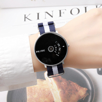 Ceas elegant de dama cu un cadran interesant