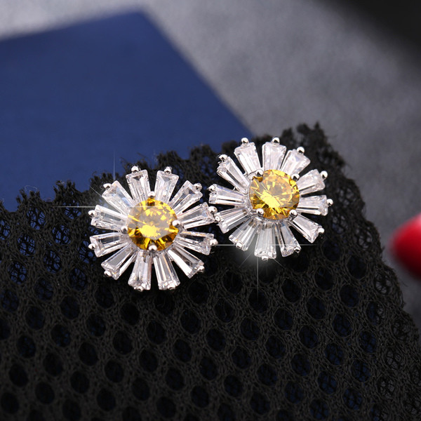 Cercei de dama in forma de floare cu pietre