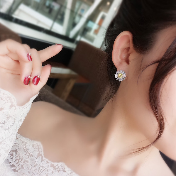 Cercei de dama in forma de floare cu pietre