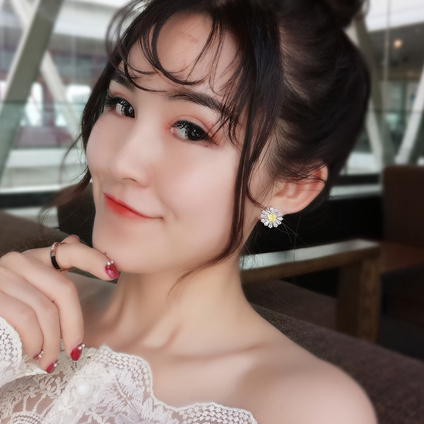 Cercei de dama in forma de floare cu pietre