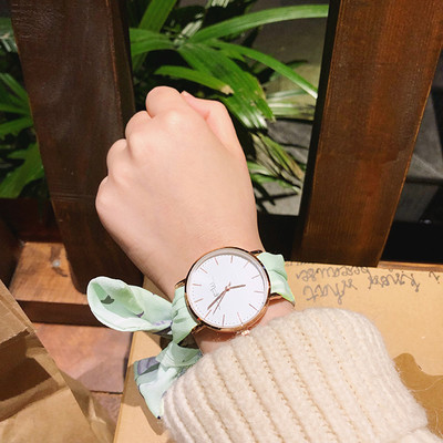 Ceas modern de dama cu curea din material textil