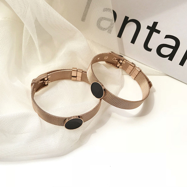 Κομψό γυναικείο βραχιόλι σε χρυσό χρώμα με μαύρη πέτρα