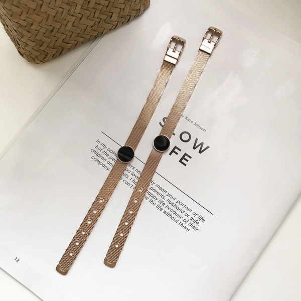 Κομψό γυναικείο βραχιόλι σε χρυσό χρώμα με μαύρη πέτρα