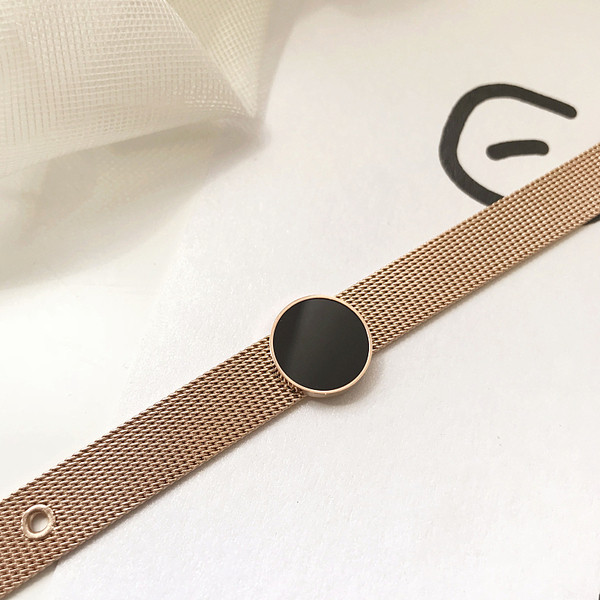 Κομψό γυναικείο βραχιόλι σε χρυσό χρώμα με μαύρη πέτρα