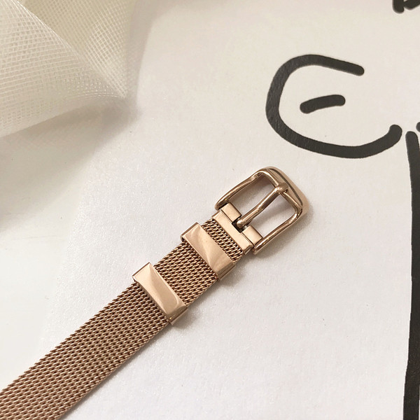 Κομψό γυναικείο βραχιόλι σε χρυσό χρώμα με μαύρη πέτρα