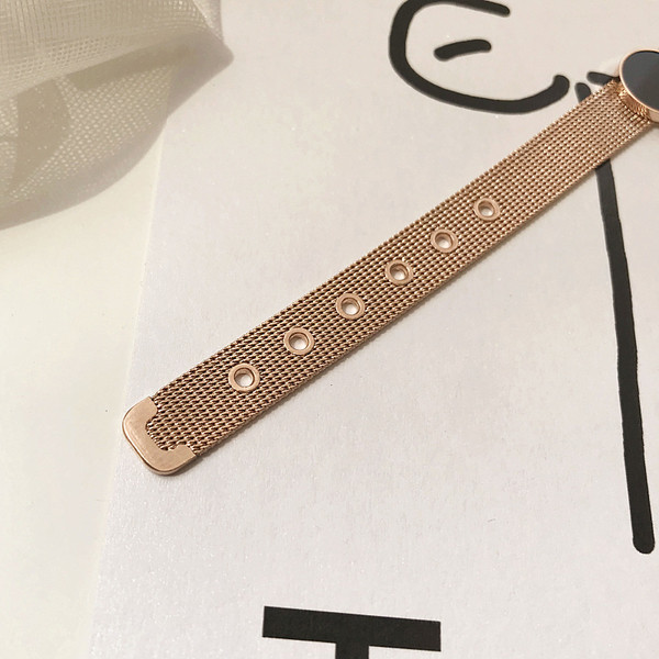 Κομψό γυναικείο βραχιόλι σε χρυσό χρώμα με μαύρη πέτρα