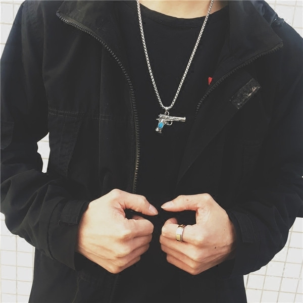 Férfi nyaklánc színes kövekkel - Pisztoly