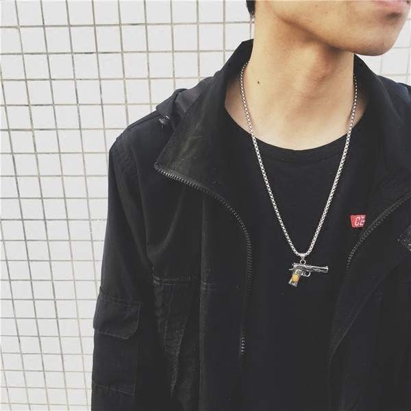 Férfi nyaklánc színes kövekkel - Pisztoly