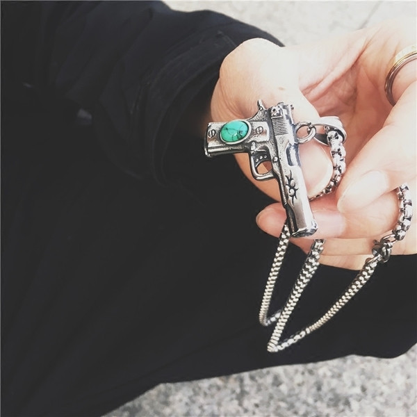 Férfi nyaklánc színes kövekkel - Pisztoly