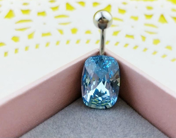 Cercel buric de dama cu o piatra mare