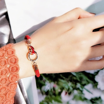 Дамска ежедневна гривна в червен цвят с декоративни камъни