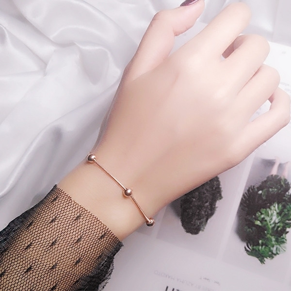 Κομψό γυναικείο βραχιόλι  σε χρυσό χρώμα