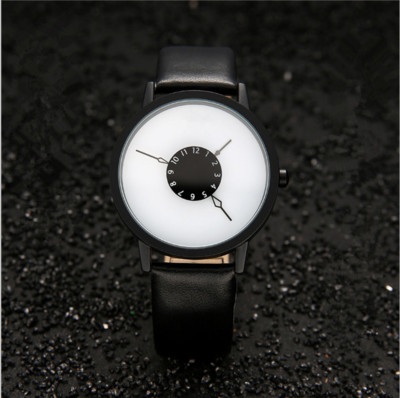 Ceas simplu în alb și negru în trei modele potrivite pentru femei și bărbați