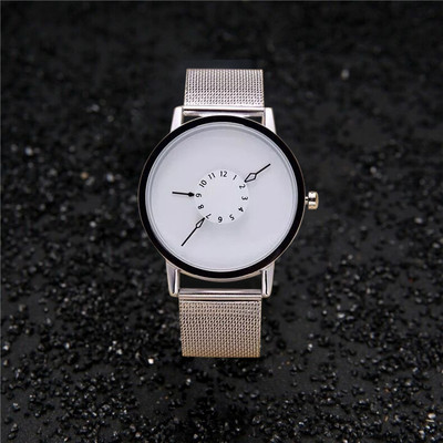 Ceas simplu în alb și negru în trei modele potrivite pentru femei și bărbați