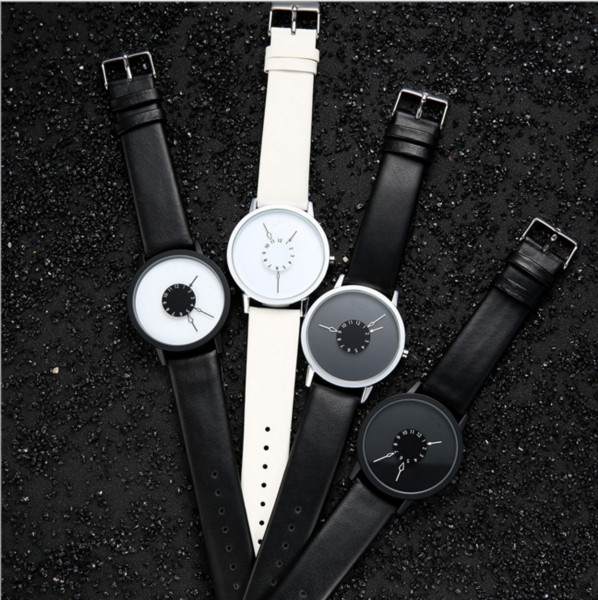 Ceas simplu în alb și negru în trei modele potrivite pentru femei și bărbați