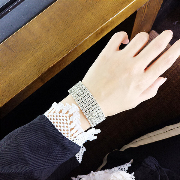 Γυναικείο βραχιόλι με μικρές διακοσμητικές πέτρες