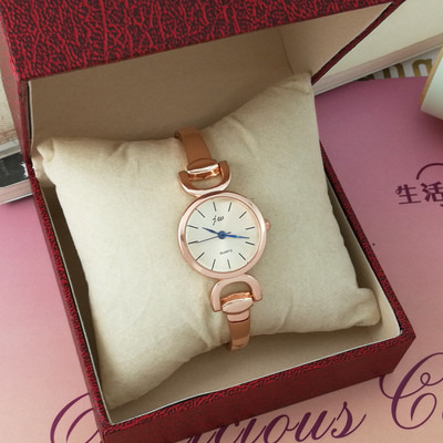 Ceas delicat de damă cu curea subțire