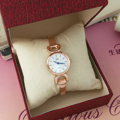 Ceas delicat de damă cu curea subțire