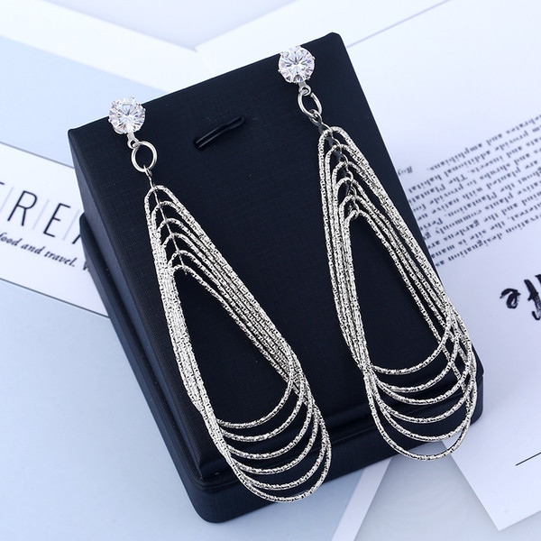 Cercei atârnați de damă în două culori