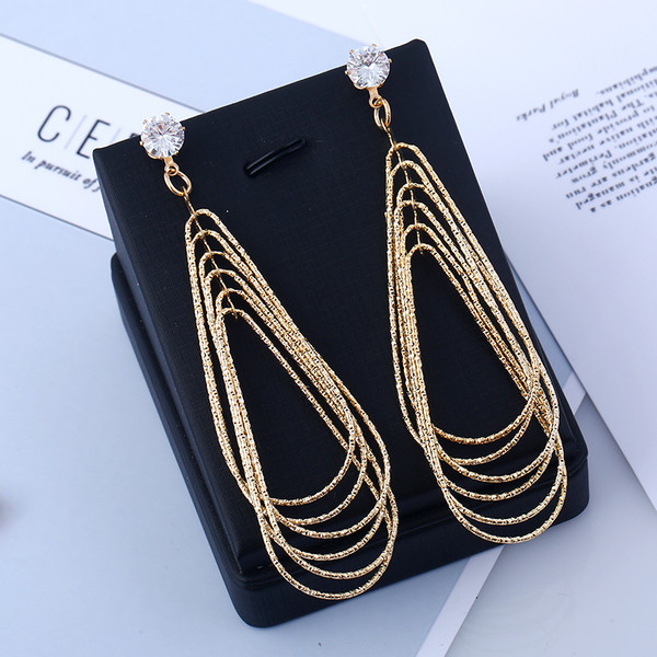 Cercei atârnați de damă în două culori