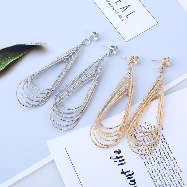 Cercei atârnați de damă în două culori