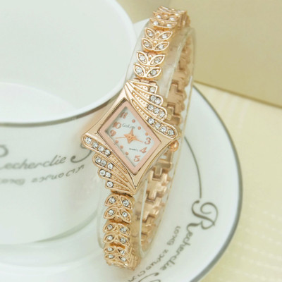 Дамски стилен часовник с декоративни камъни