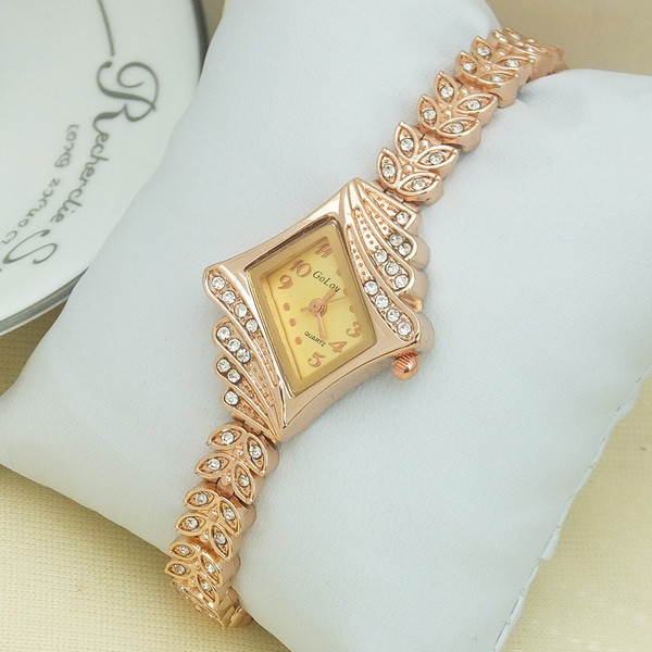 Ceas elegant de dama cu pietre decorative