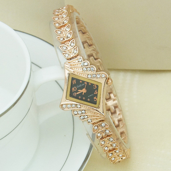 Ceas elegant de dama cu pietre decorative