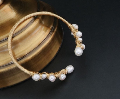 Дамска гривна в златист цвят с декоративни перли