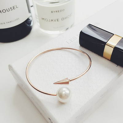 Γυναικείο βραχιόλι σε δύο χρώματα με διακοσμητικό μαργαριτάρι